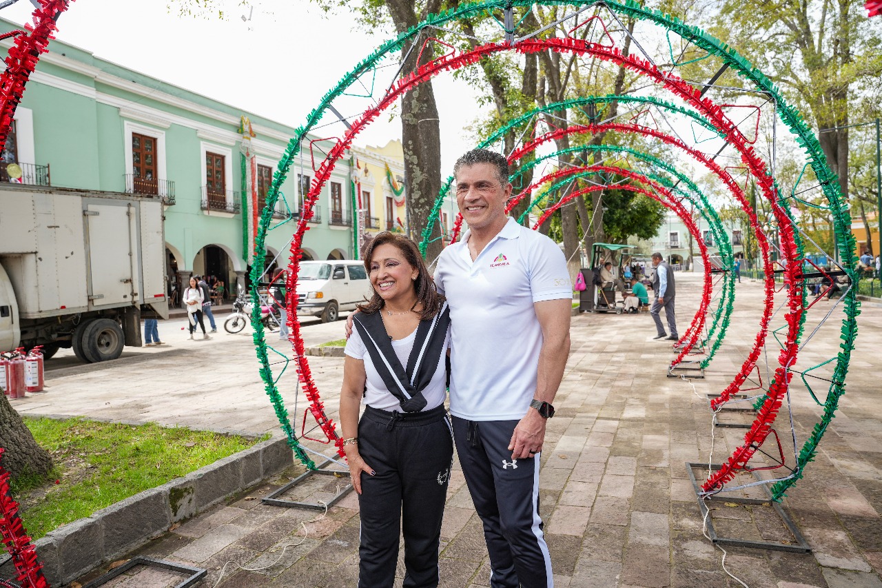 Alfonso Sánchez García recorre junto con la gobernadora la recién remodelada Plaza de la Constitución